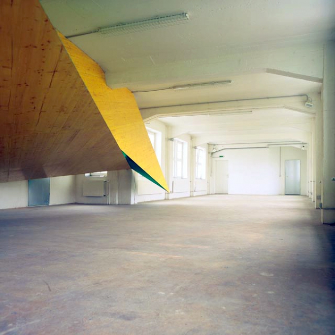 Langer Schatten, Bremen, 1992, gelbe Schaltafeln, grünes Gerüstnetz, Stahlprofile; 13m x 3,1 x 8 m</p>
<p>Temporäres Bauwerk im Künstlerhaus Bremen</p>
<p>
